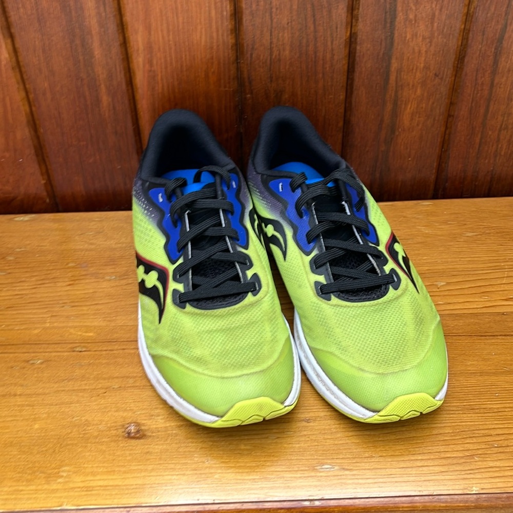 Kids Saucony running sneakers. Size 4.5